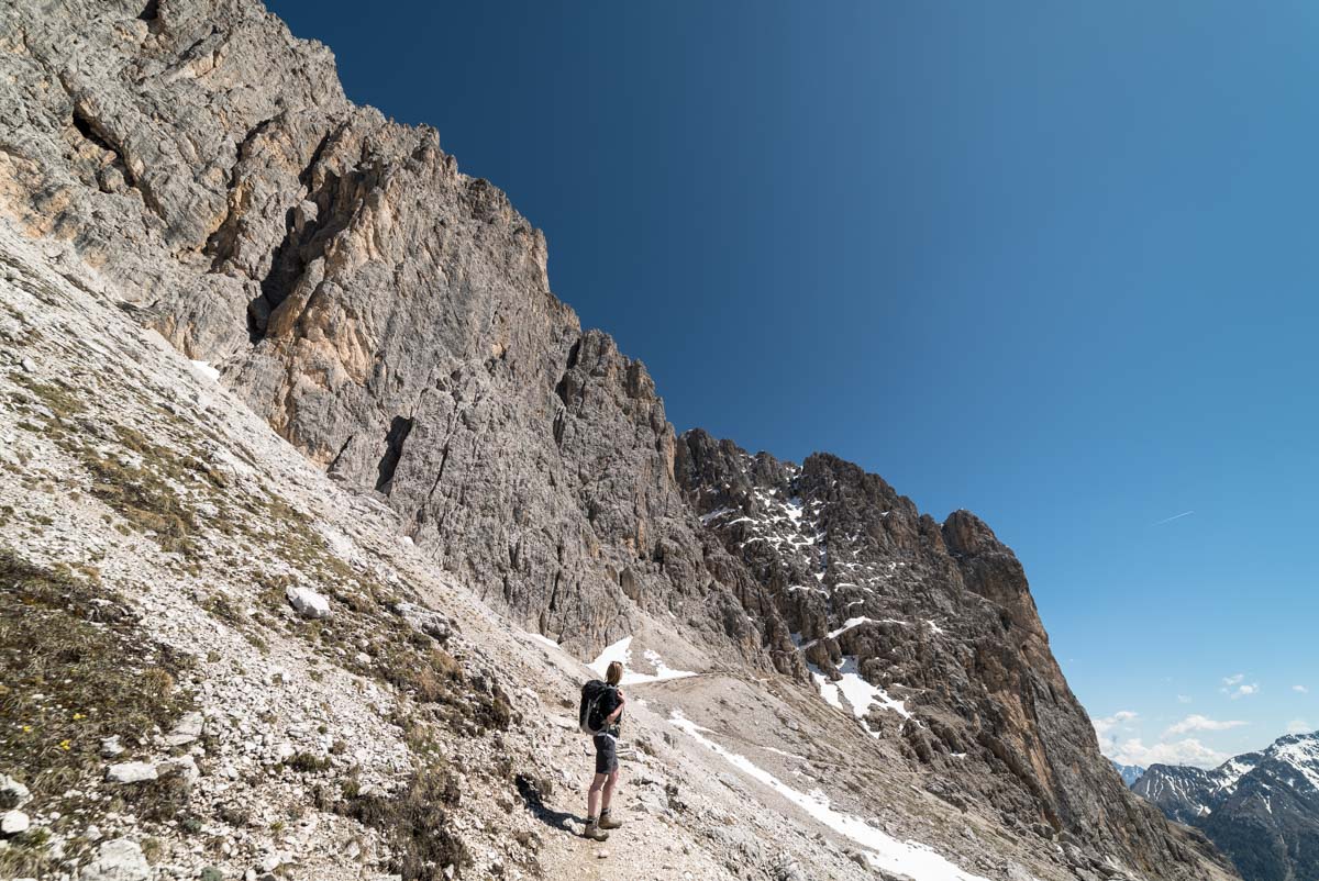 Aufstieg zum Tschagerjoch am Rosengarten in den Dolomiten