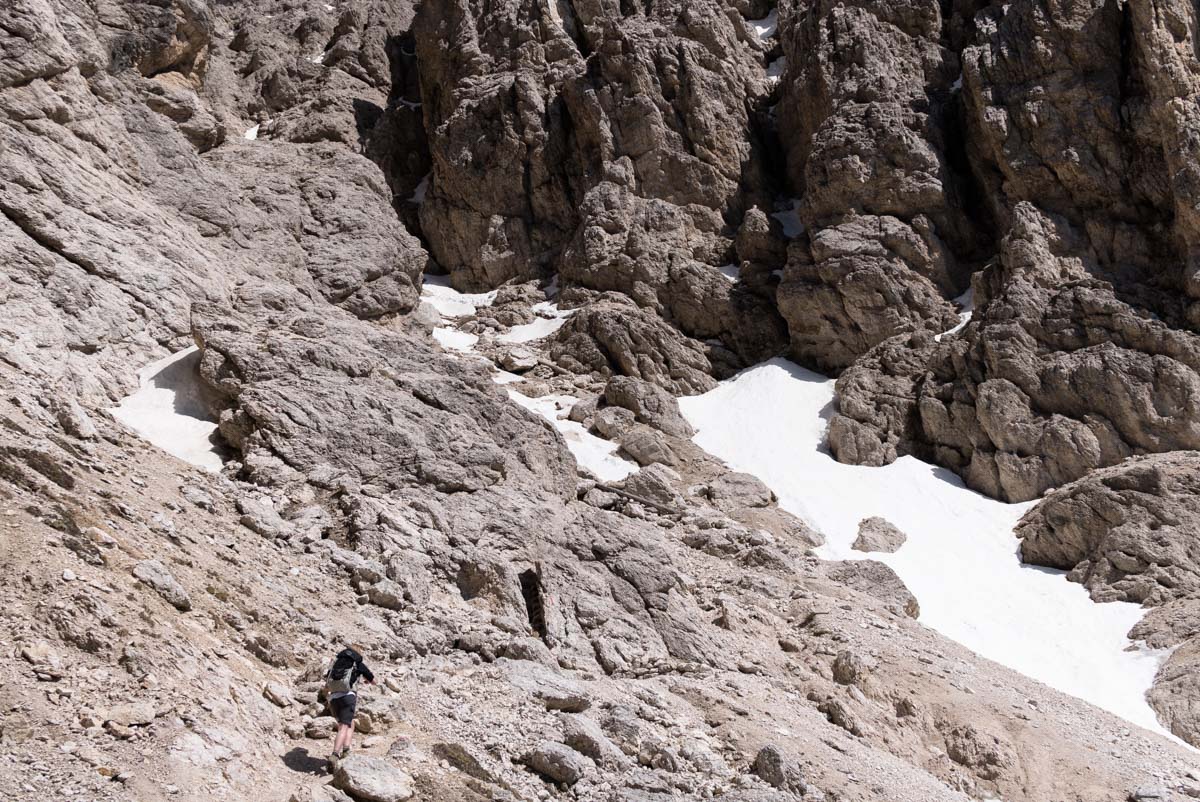 Aufstieg zum Tschagerjoch am Rosengarten in den Dolomiten