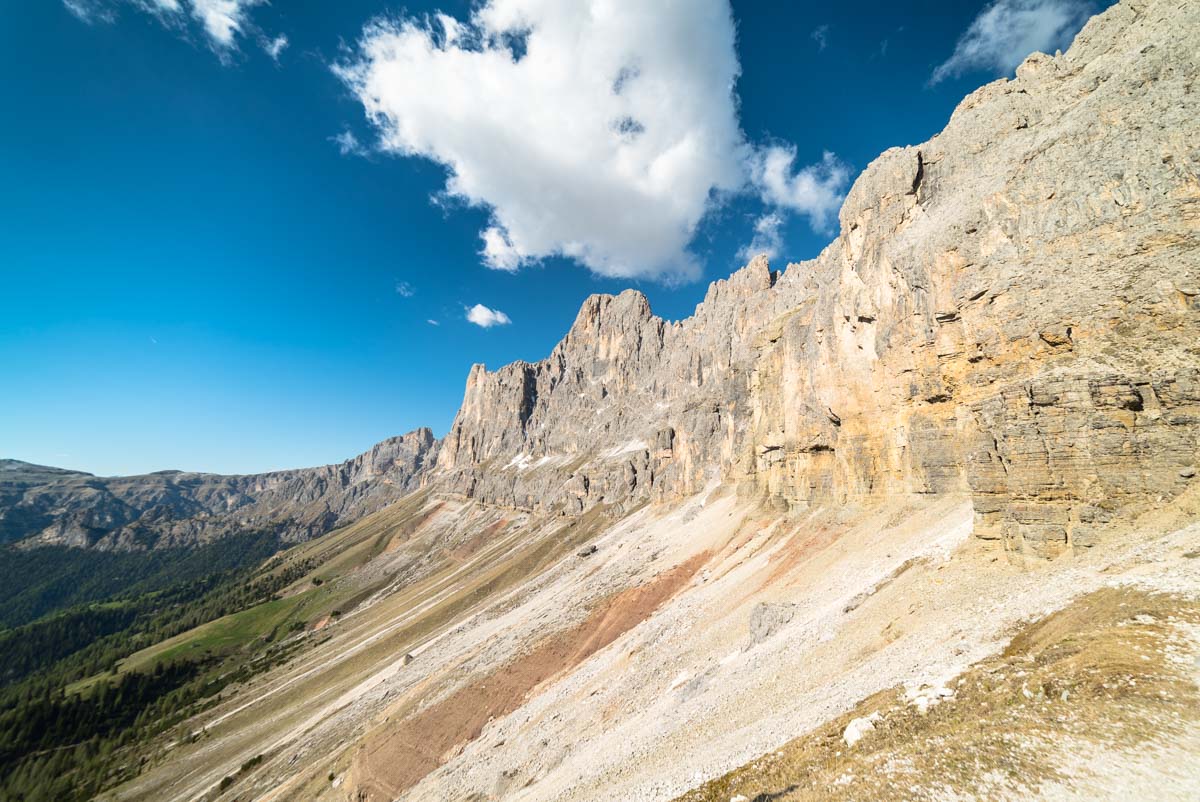 Blick auf den bunten Baumannkamm in den Dolomiten