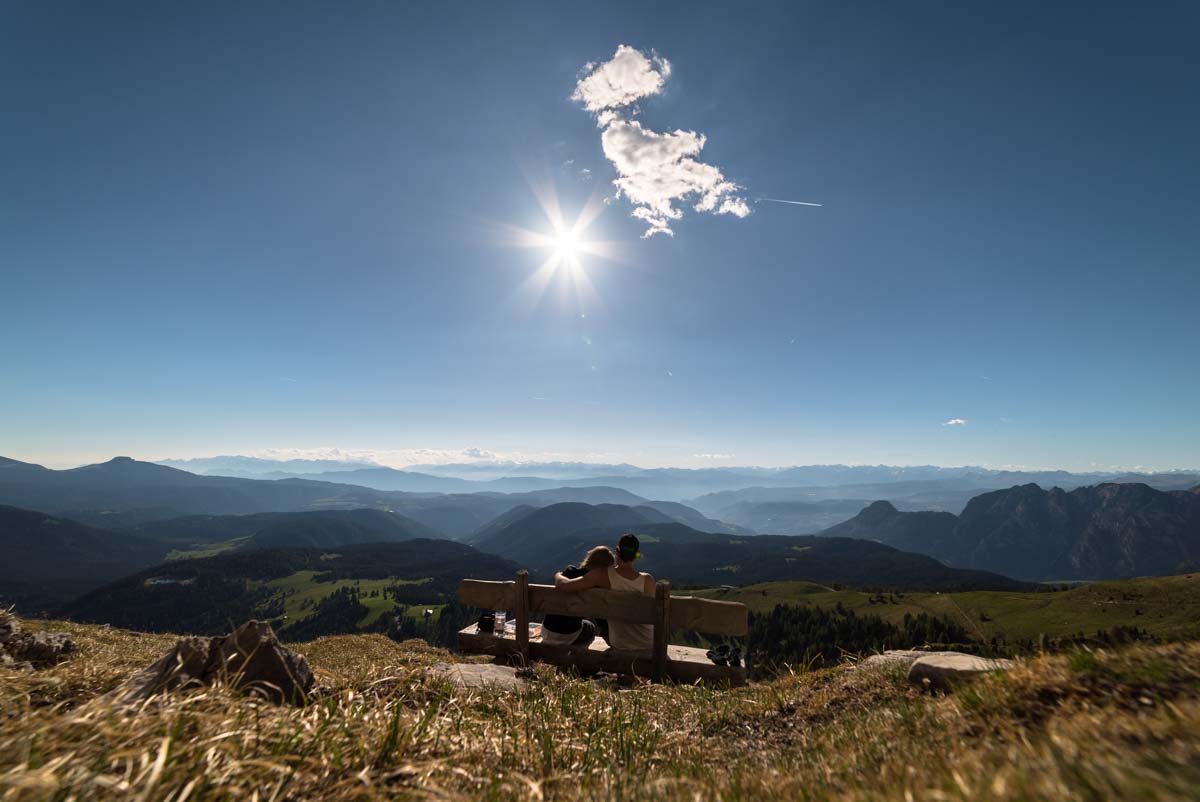 Paar auf einer Bank im Rosengarten, Dolomiten