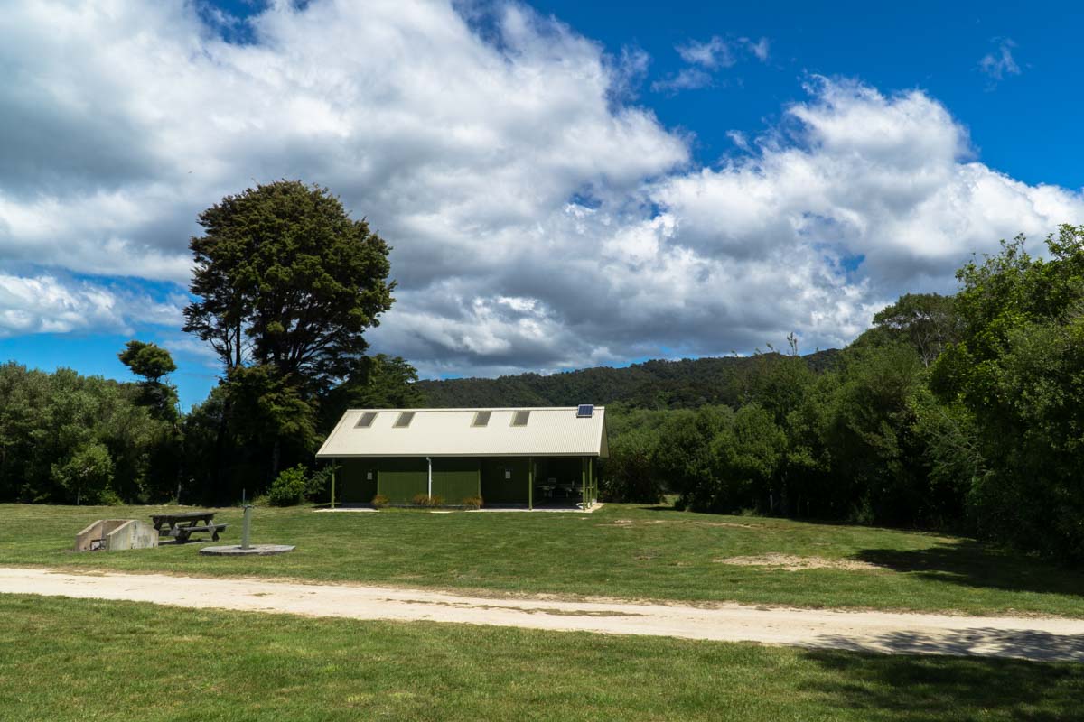 Waschhaus im Totaranui Campground im Abel Tasman Nationalpark in Neuseeland