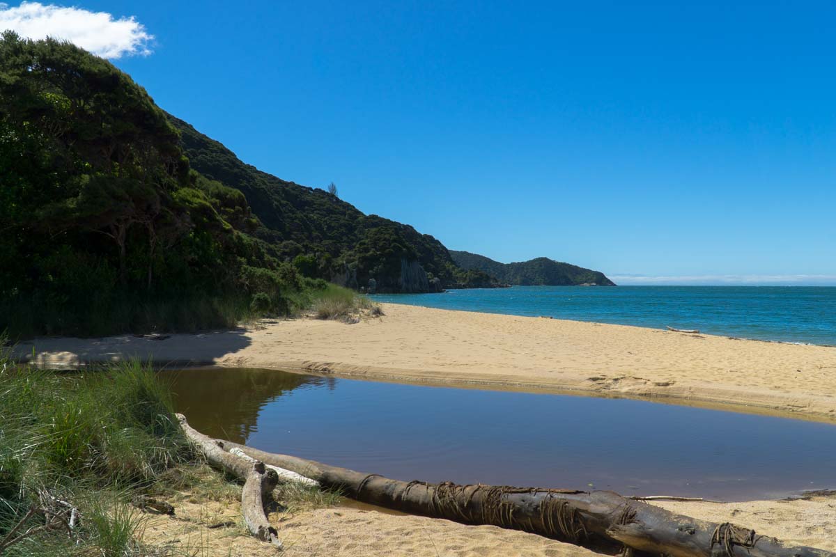 Anapai Bay im Abel Tasman Nationalpark in Neuseeland