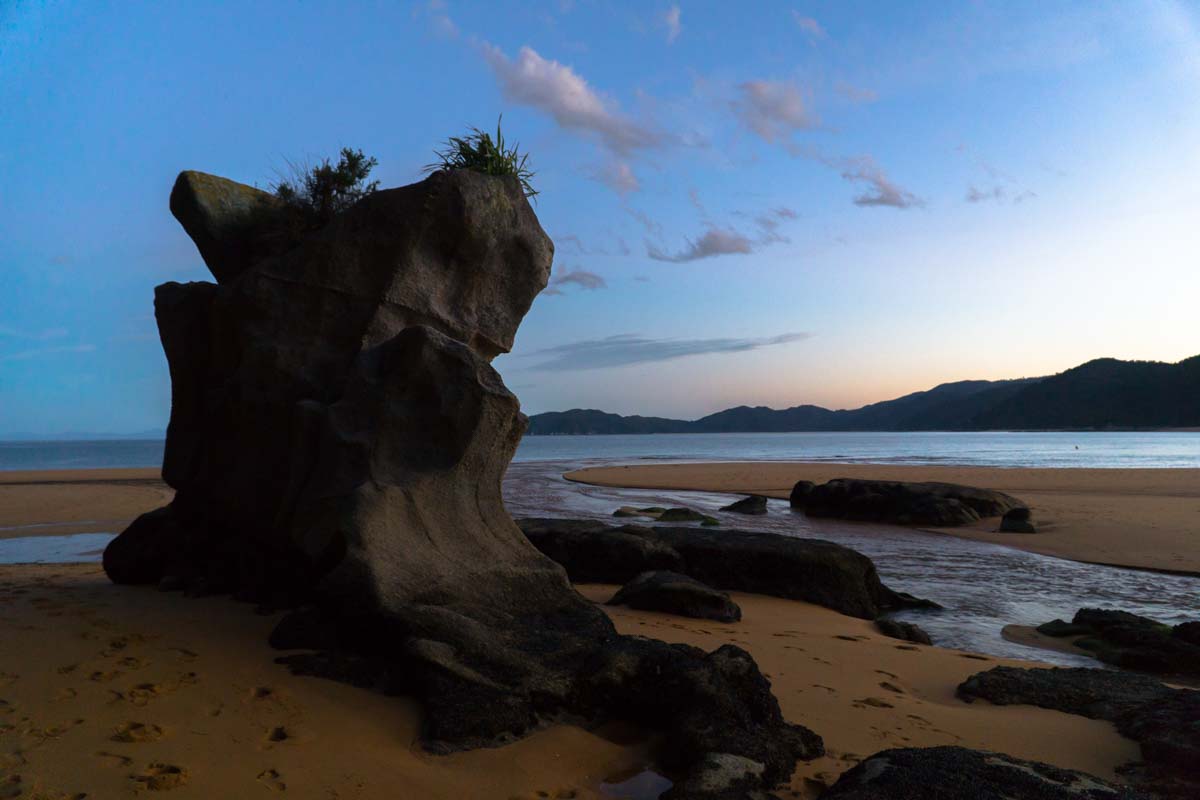 Bucht bei Sonnenuntergang im Abel Tasman Nationalpark