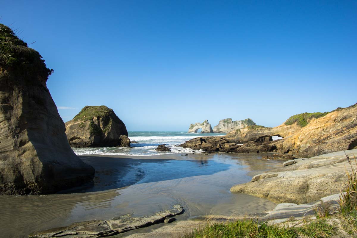 Steinbrücke am Wharariki Beach in Neuseeland