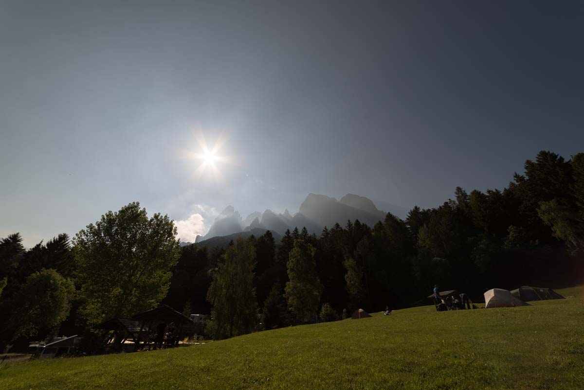 Blick von der Zeltwiese des Camping Seiser Alm auf den Schlern