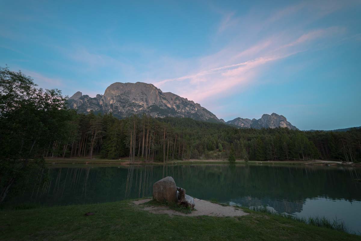 Sonnenuntergang am Huber Weiher in Völs am Schlern