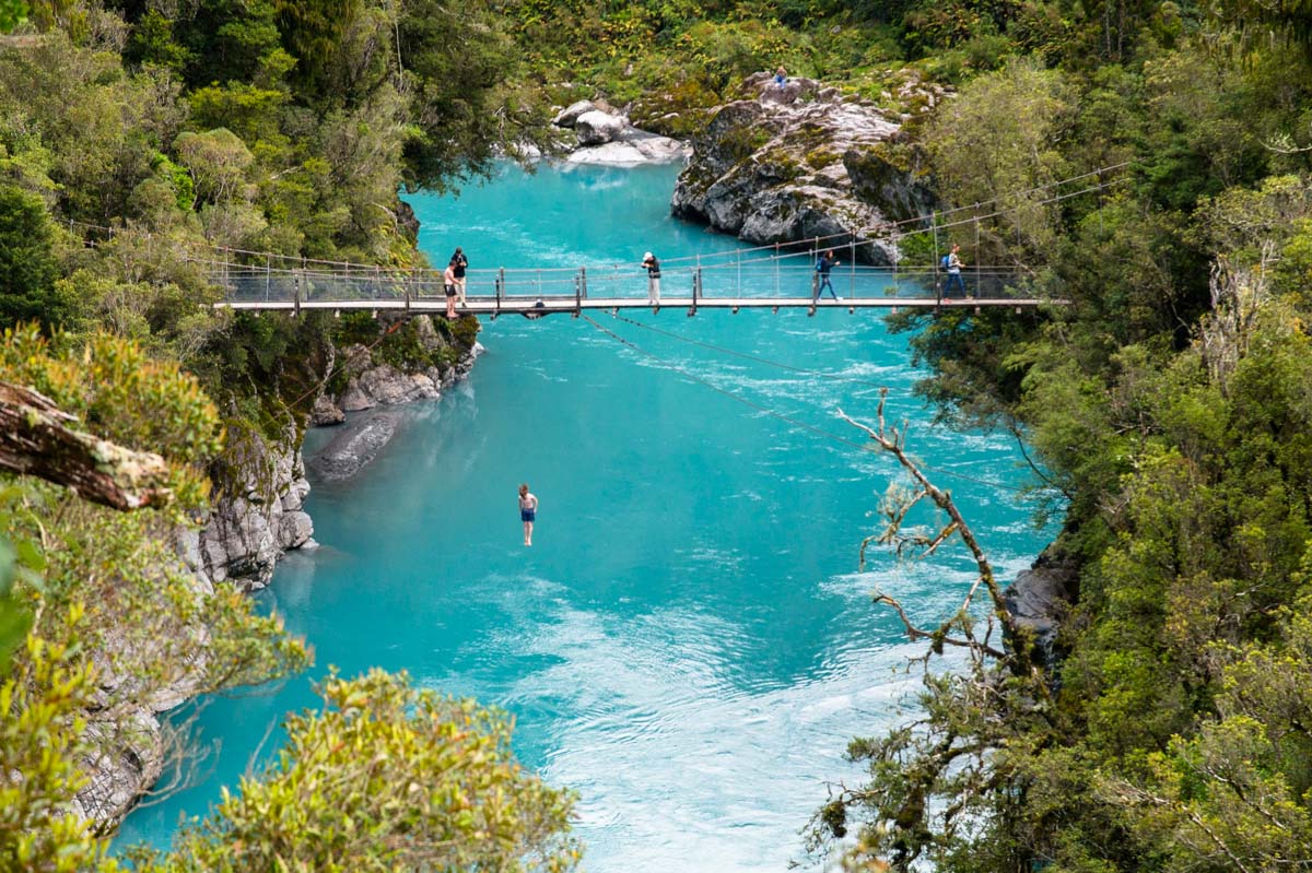 Brückenspringer in der Hokitika Schlucht in Neuseeland