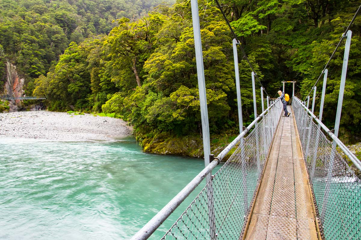 Hängebrücke über Makarora River (Blue Pools) in Neuseeland