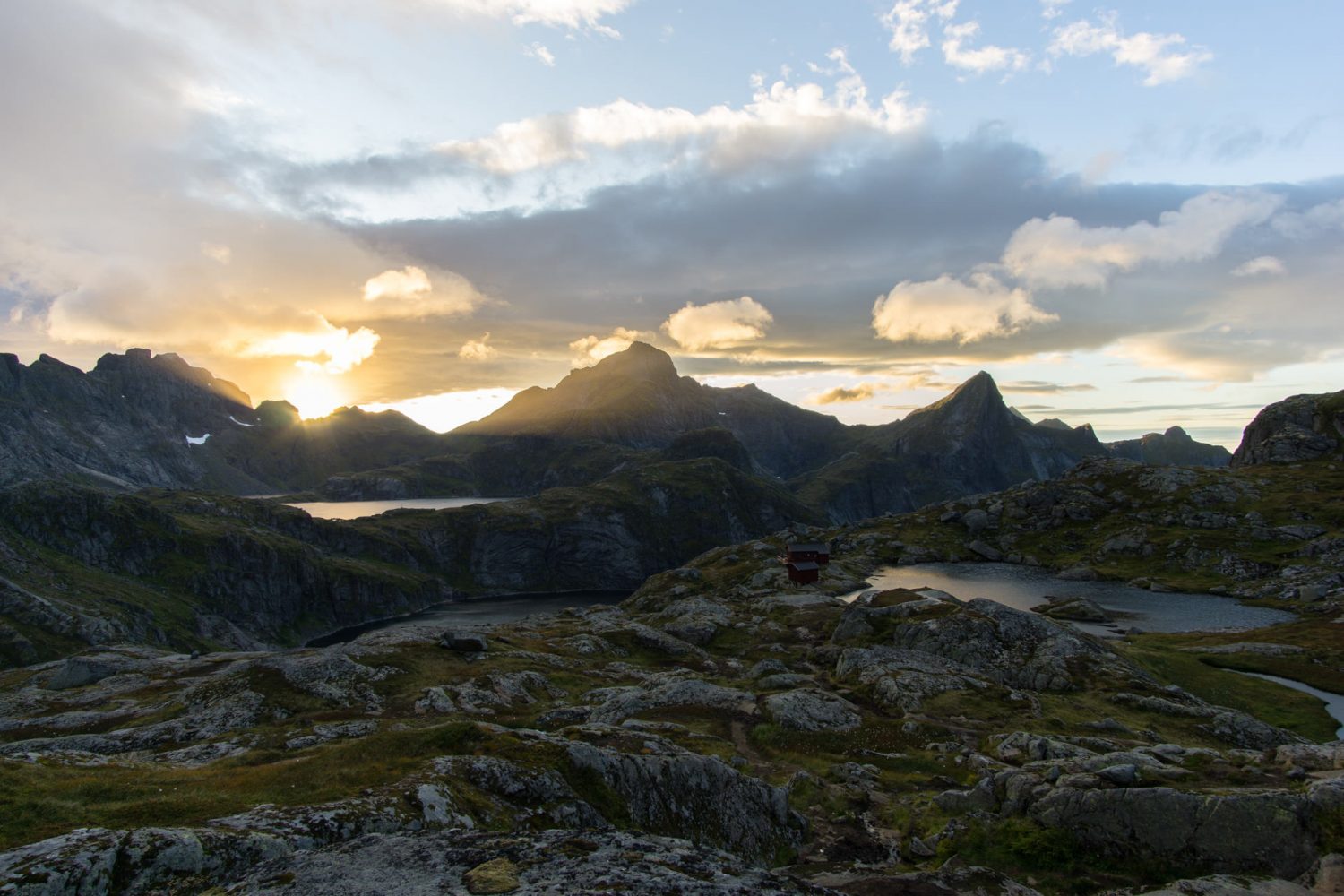 Blick auf die Munkebu Hut, Lofoten