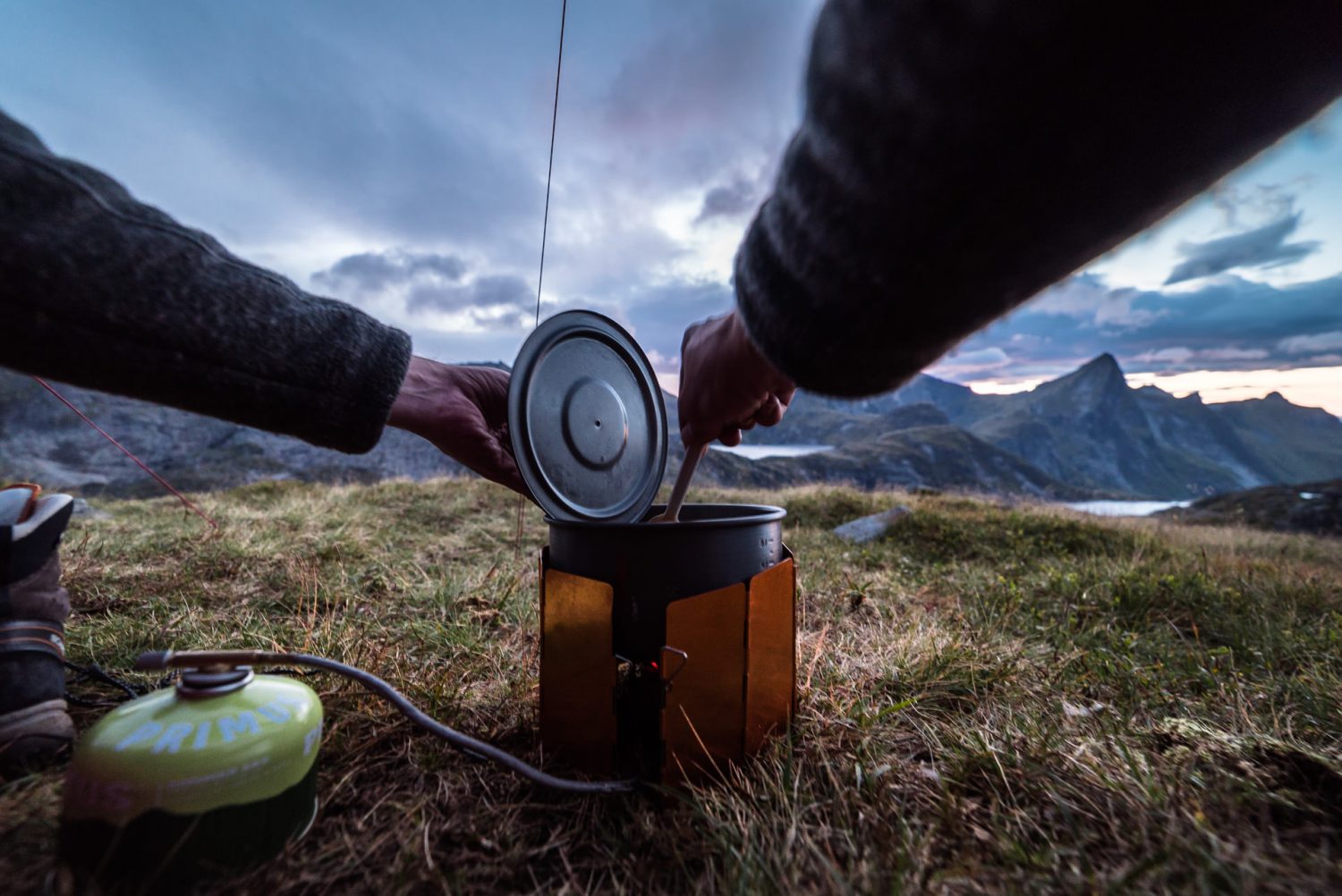 Kochen auf dem Campingkocher am Munken, Lofoten