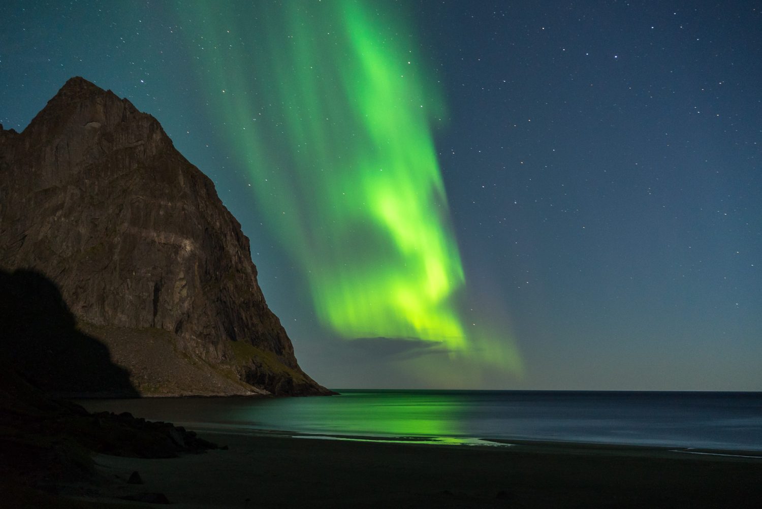 Nordlichter am Kvalvika Beach, Lofoten