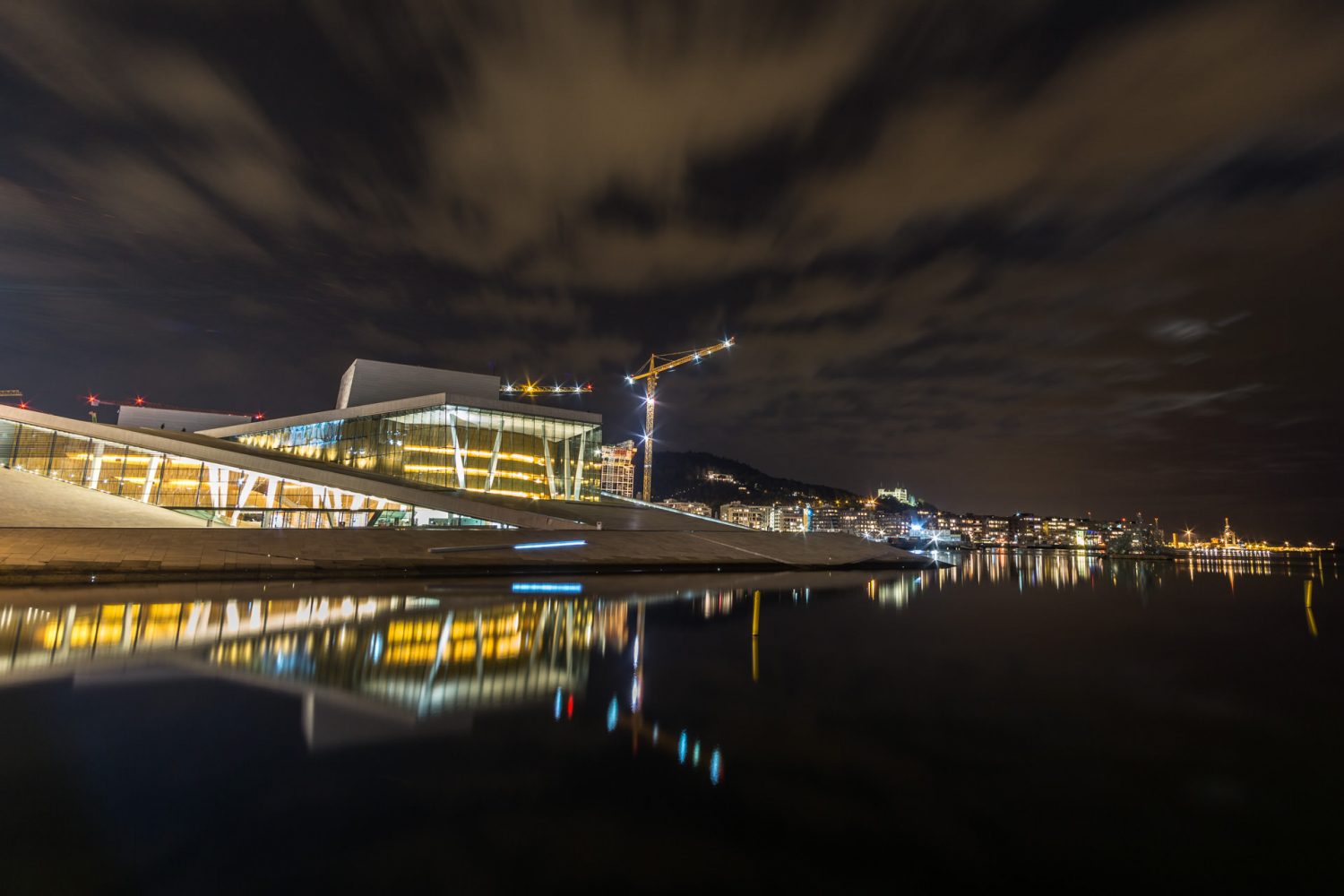 Das Opernhaus von Oslo bei Nacht