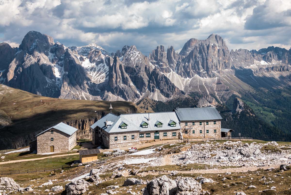 Blick auf das Schlernhaus und Rosengartenmassiv in den Dolomiten