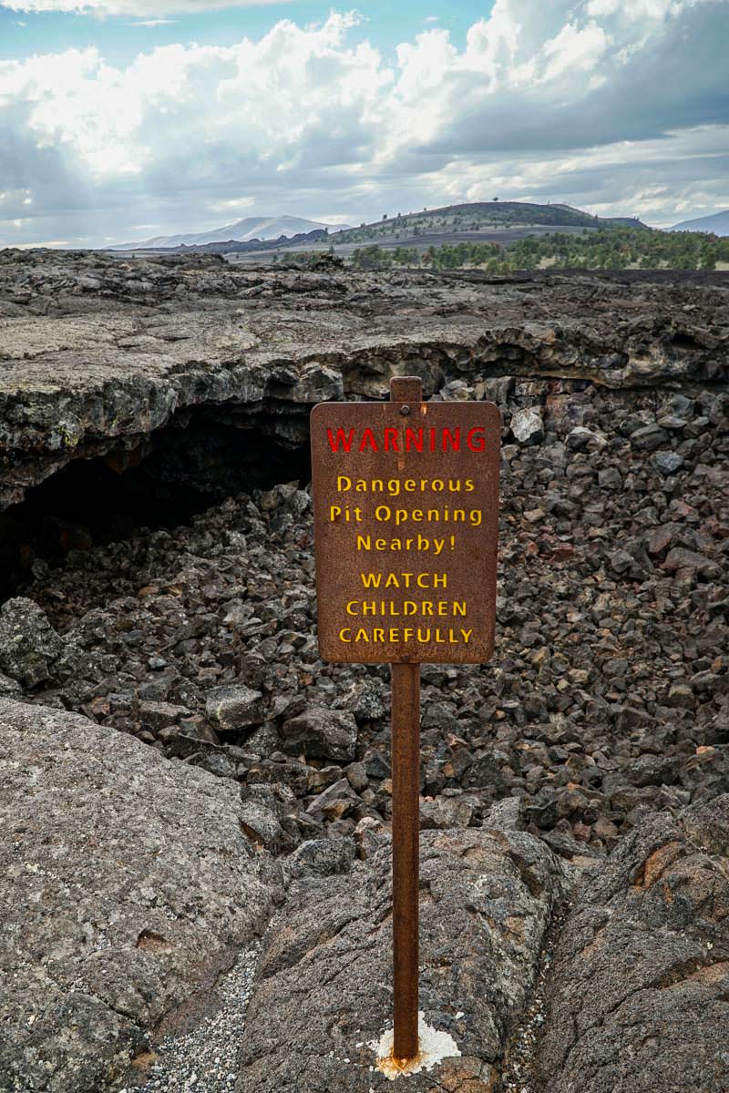 Warnschild im Craters of the Moon National Monument and Preserve