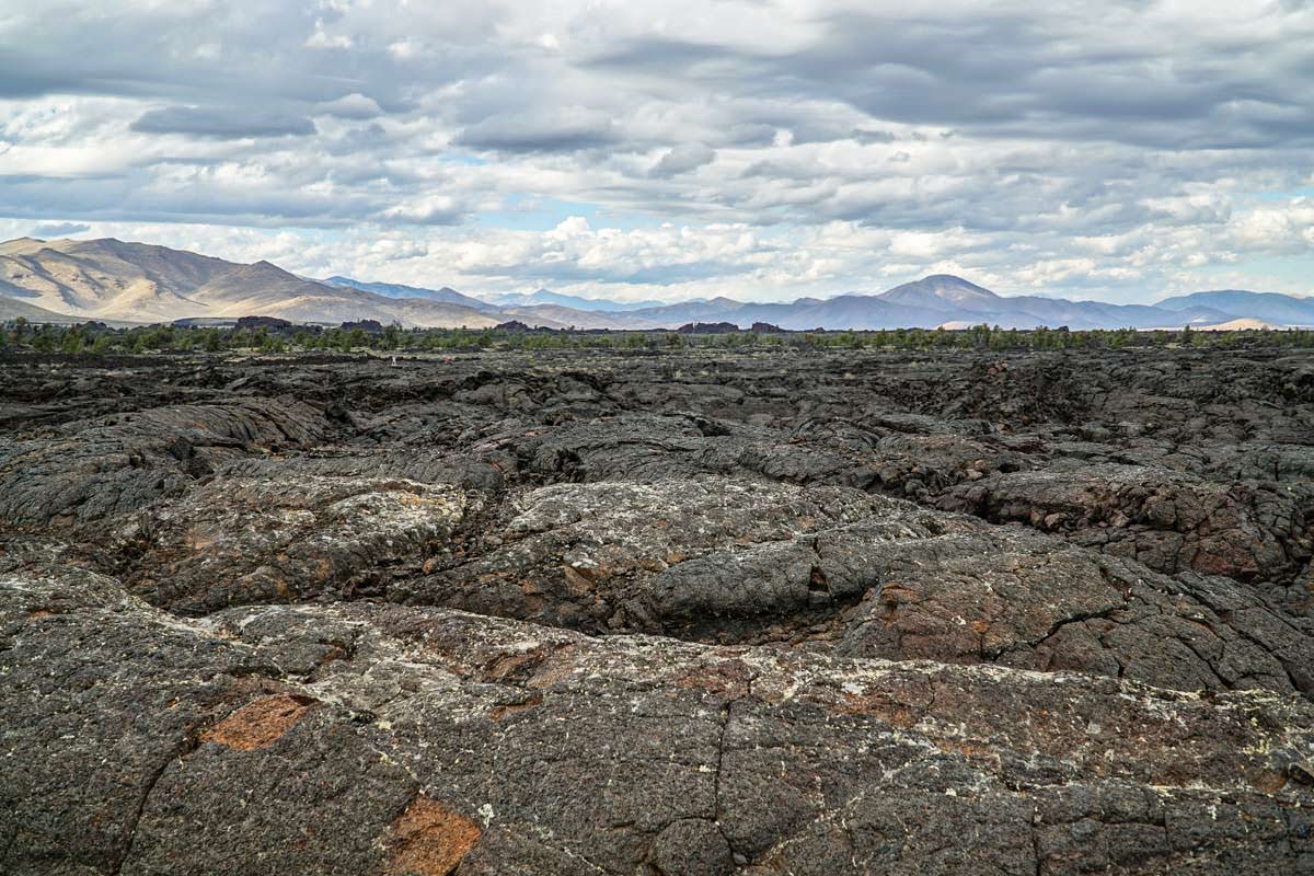 Karge Lavalandschaft im Craters of the Moon National Monument and Preserve