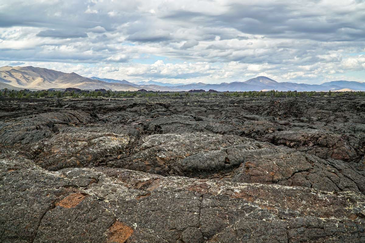 Karge Lavalandschaft im Craters of the Moon National Monument and Preserve