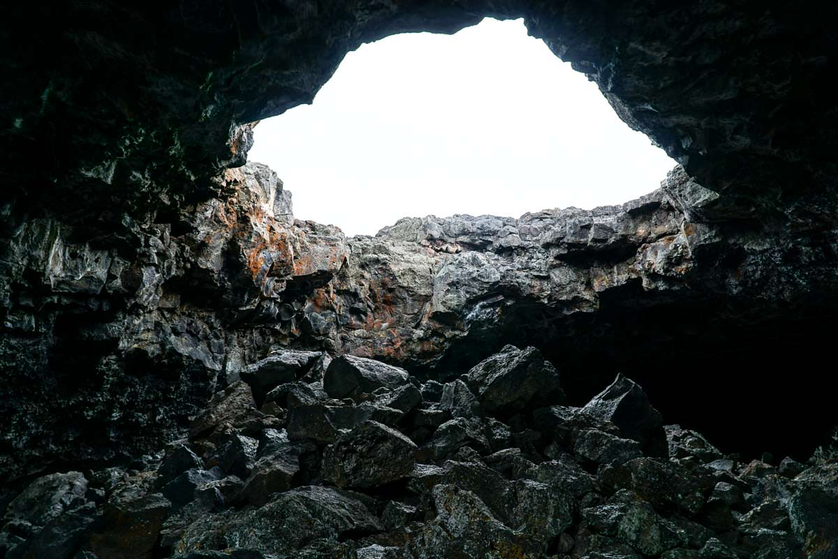 Lavahöhle im Craters of the Moon National Monument and Preserve