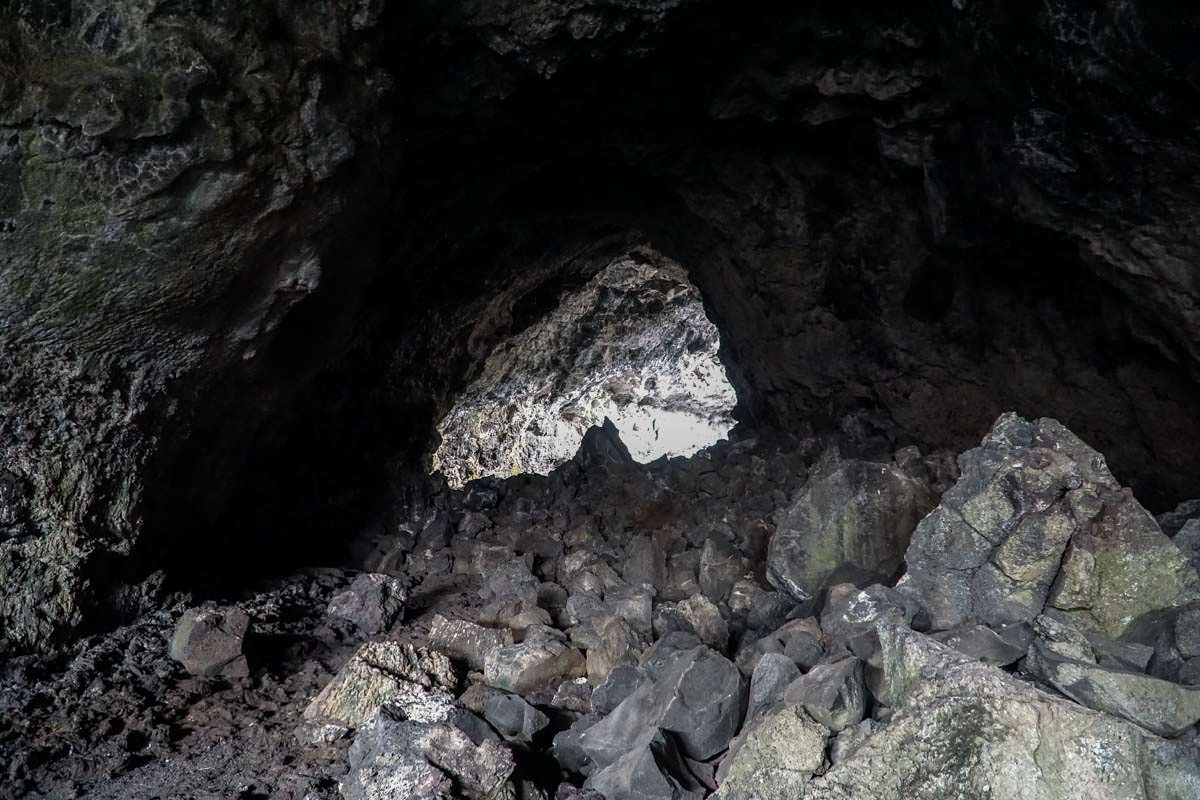 Lavahöhle im Craters of the Moon National Monument and Preserve