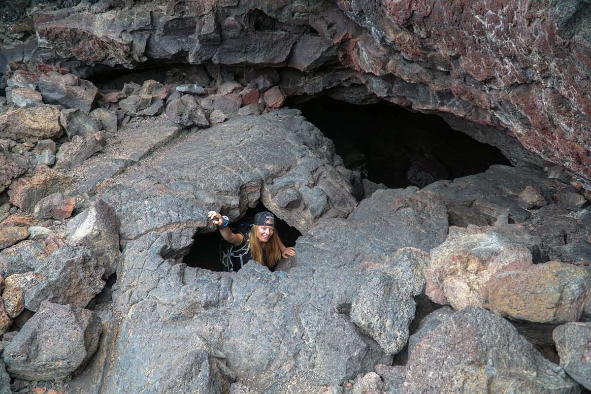 Ausgang einer Lavahöhle im Craters of the Moon National Monument and Preserve