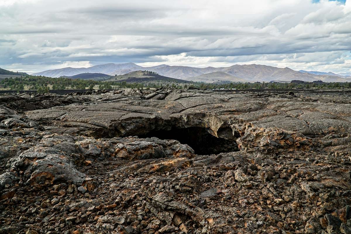 Höhleneingang im Craters of the Moon National Monument and Preserve