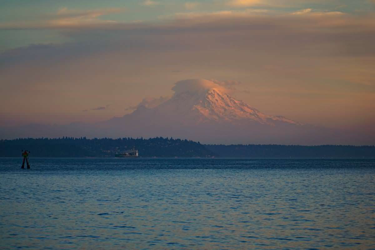 Blick auf Mount Rainier von der Bainbridge Island Ferry