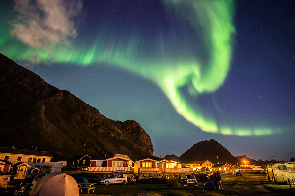 Nordlichter über dem Campingplatz in Ramberg (Lofoten, Norwegen)