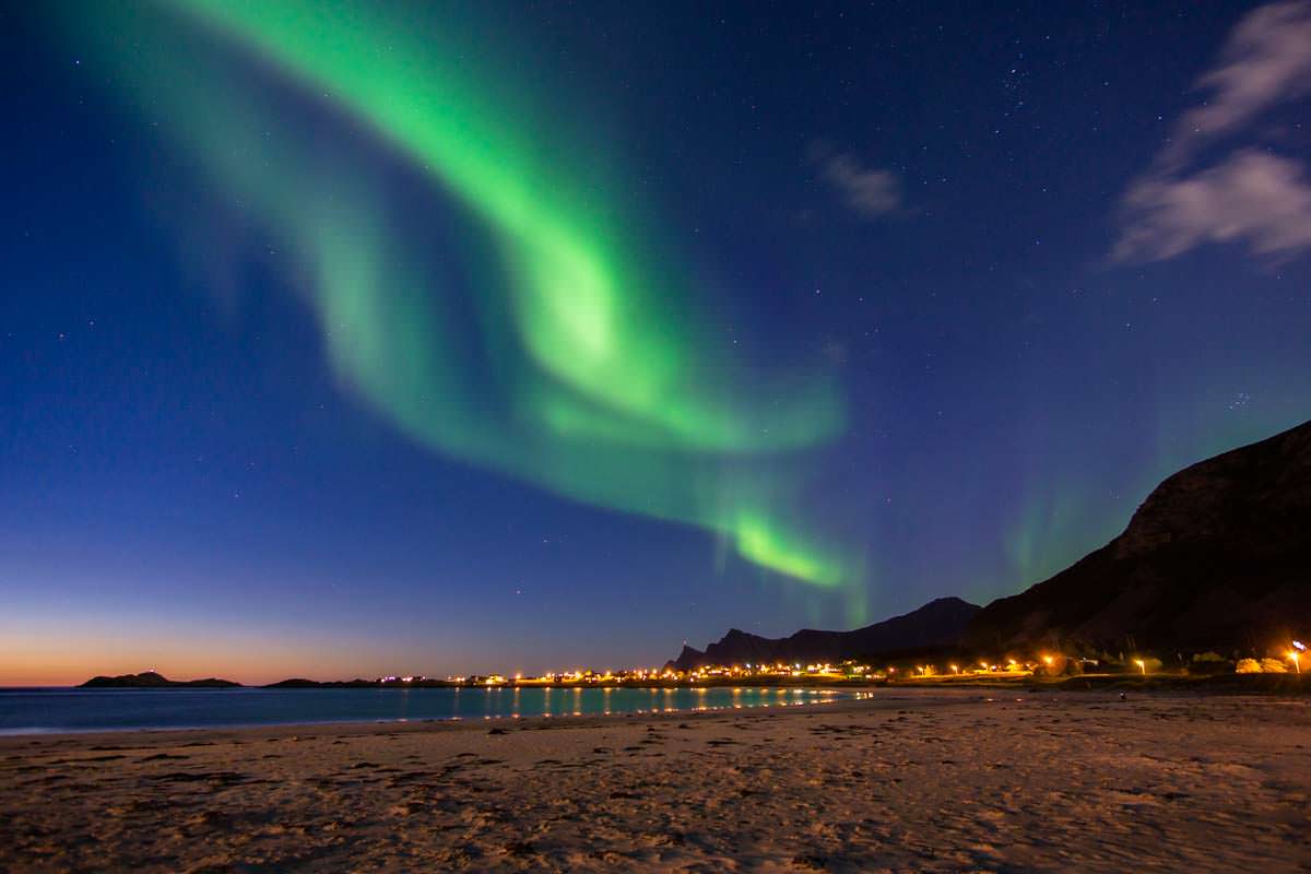 Nordlichter über dem Strand von Ramberg (Lofoten, Norwegen)