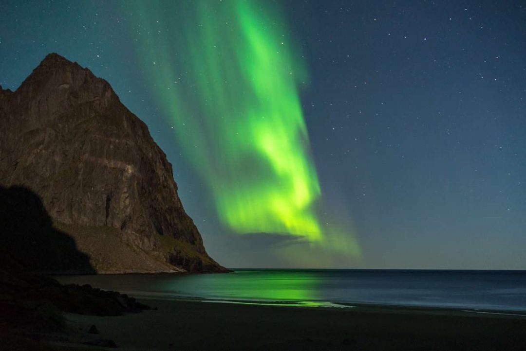 Nordlichter am Strand von Kvalvika (Lofoten, Norwegen)