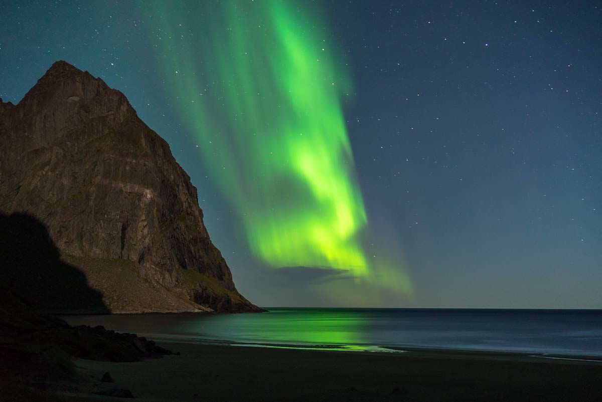 Nordlichter am Strand von Kvalvika (Lofoten, Norwegen)