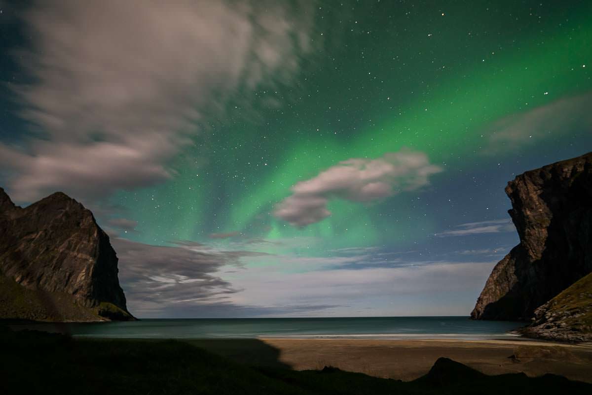 Nordlichter am Strand von Kvalvika (Lofoten, Norwegen)