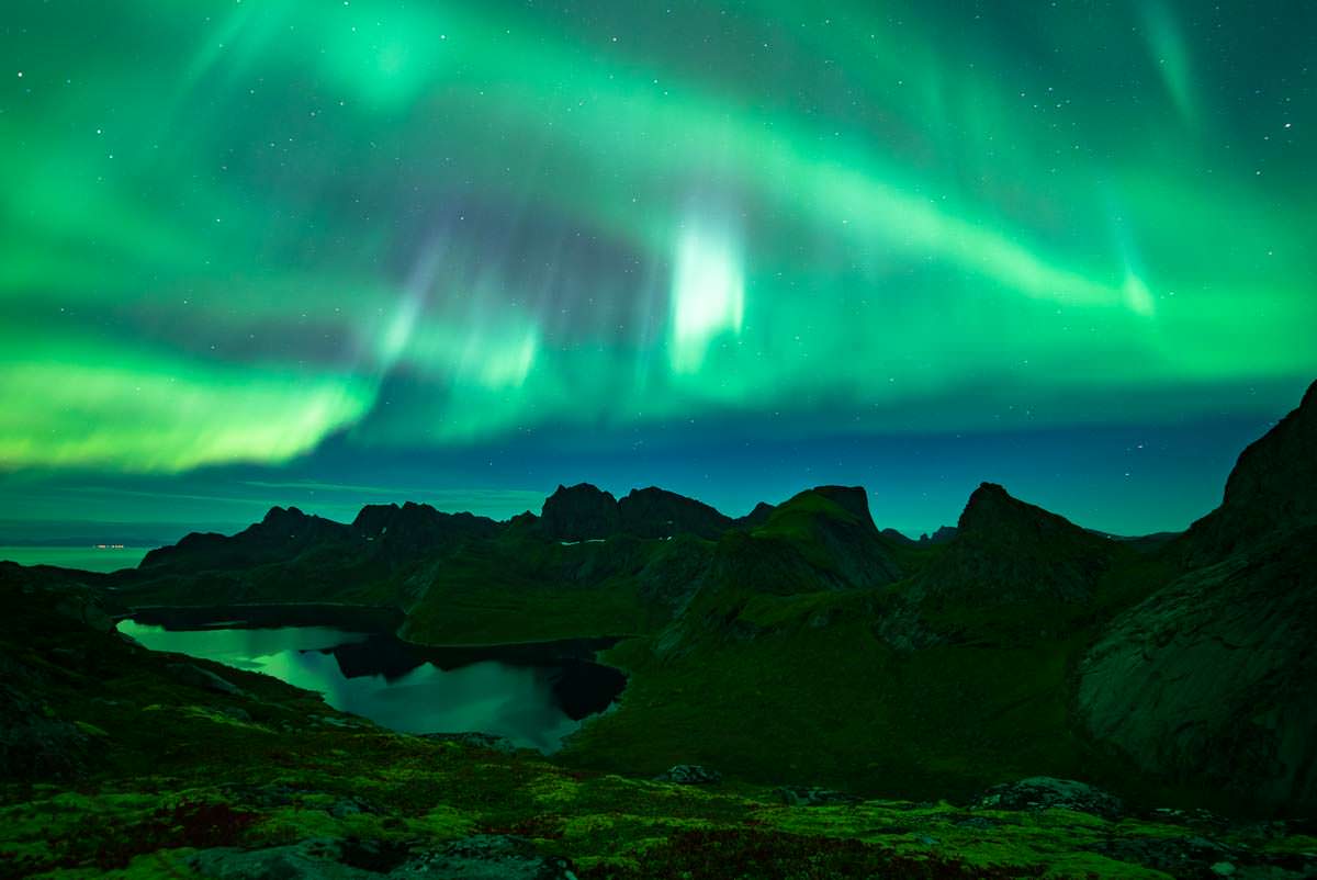 Nordlichter über dem Fageraskaret Pass (Lofoten, Norwegen)
