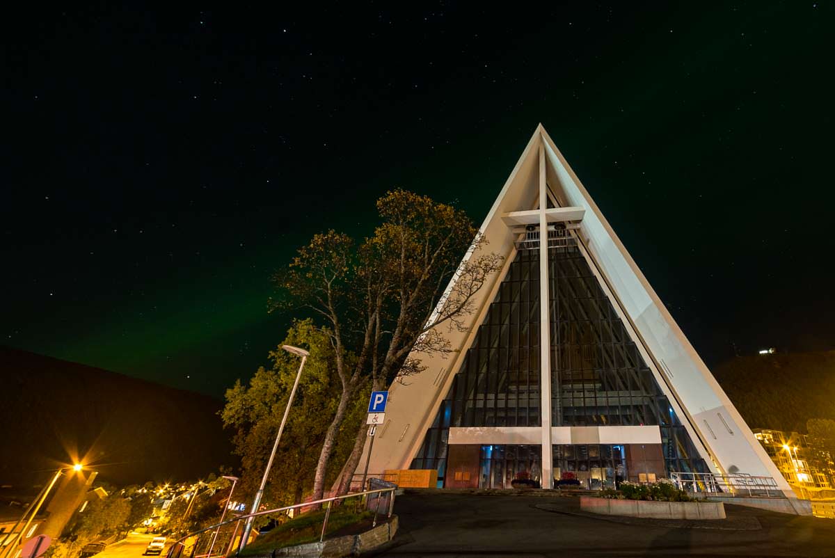 Nordlichter über der Eismeerkathedrale (Tromso, Norwegen)