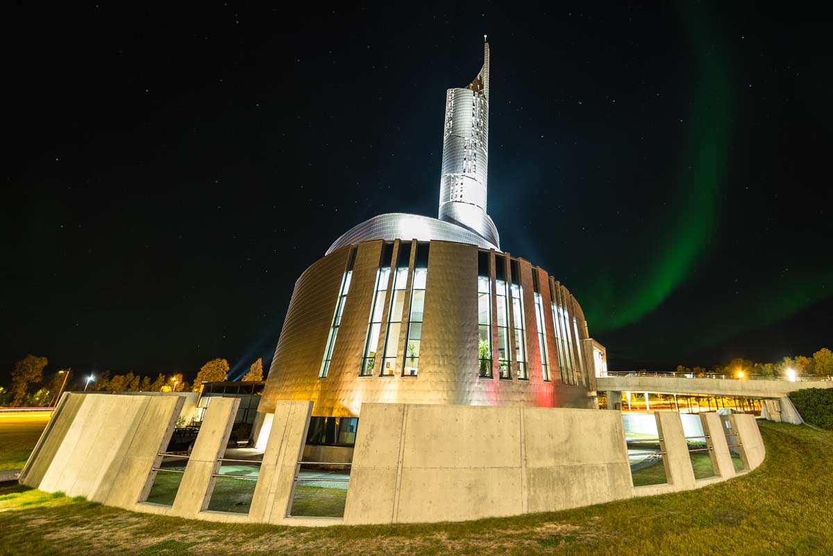 Nordlichter über der Nordlichtkathedrale (Alta, Norwegen)