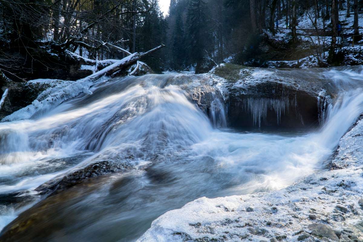 Wasserfall mit Eiszapfen im Eistobel (Allgäu)