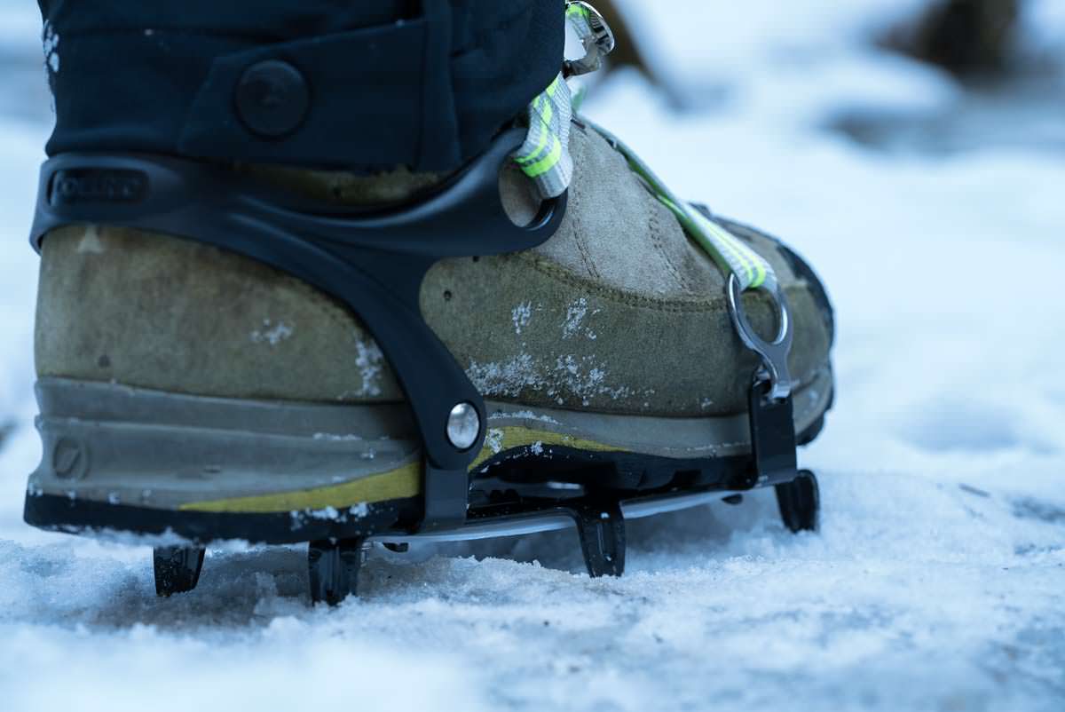 Die Zacken der Grödel beißen sich tief ins Eis und geben dem Wanderer festen Tritt. Grödel im Eistobel im Winter