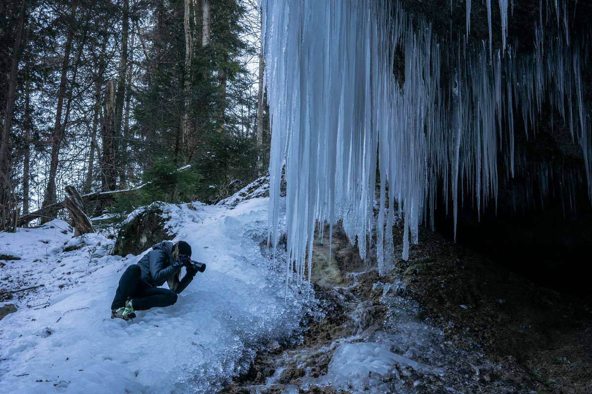 Grödel geben einem auch bei rutschigen Spots Halt... Fotografin am Eisvorhang im Eistobel