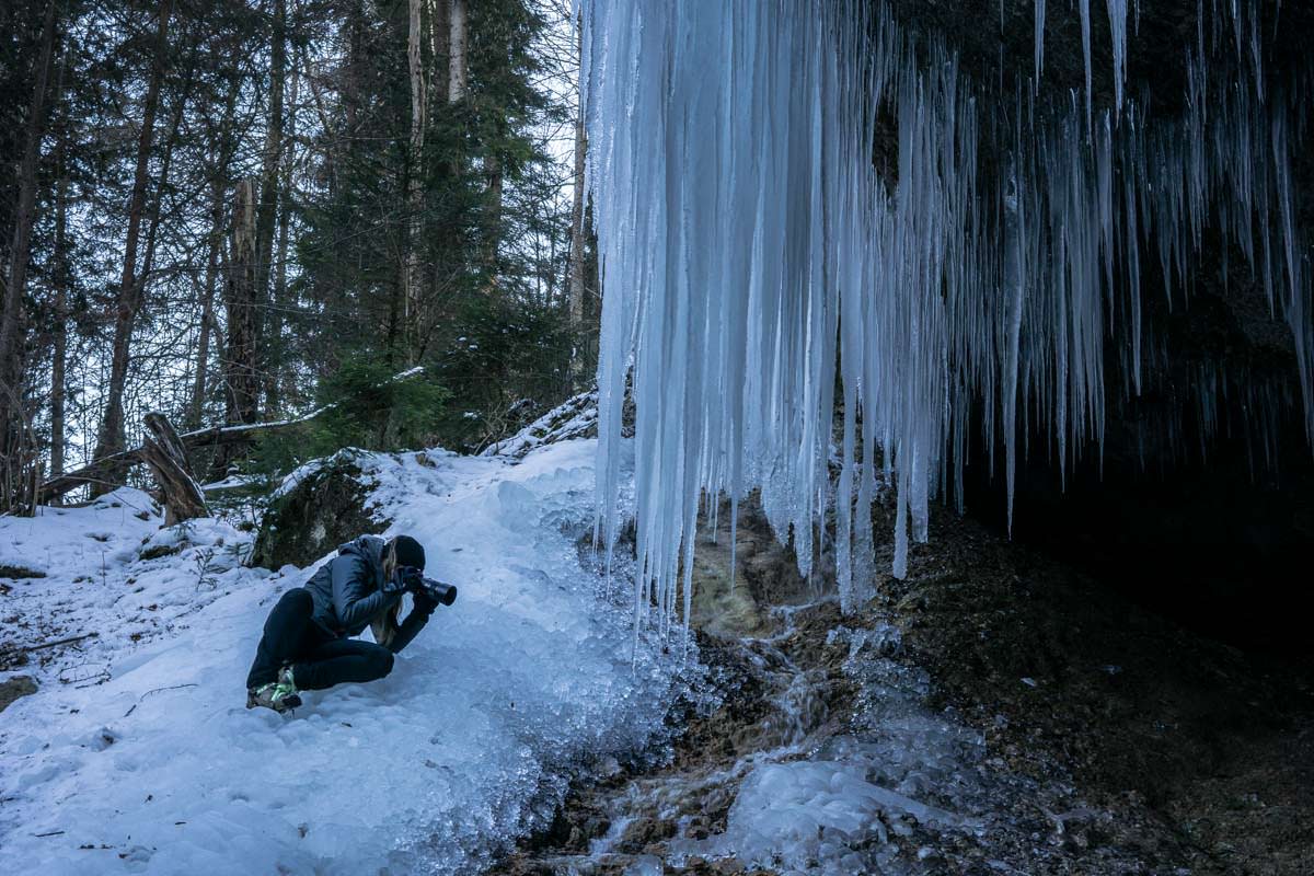 Fotografin am Eisvorhang im Eistobel