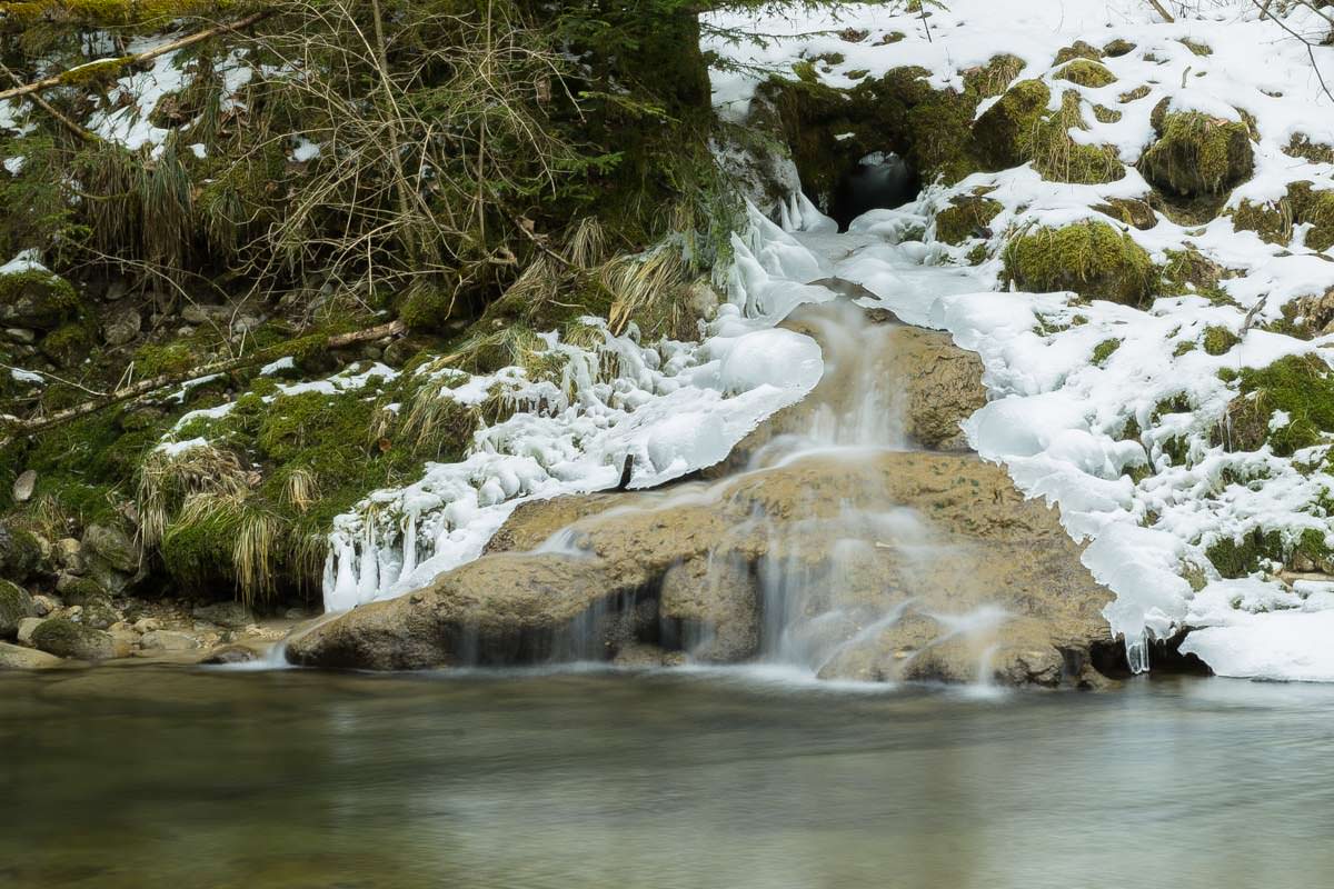 Mini-Wasserfall im Eistobel im Winter