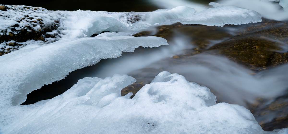 Wasser trifft Eis Eisformation im Eistobel im Winter