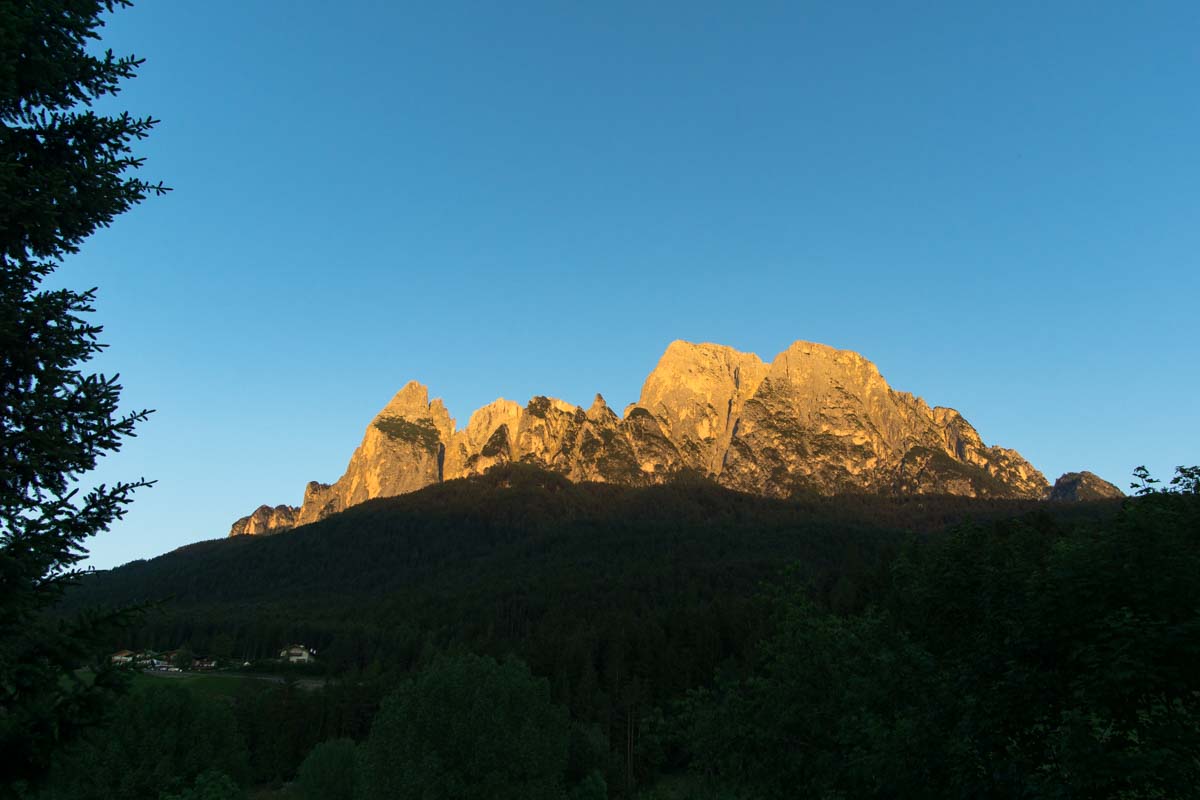 Abends kann man von der Panoramaterrasse des Restaurants "Zur Quelle" das Alpenglühen beobachten.