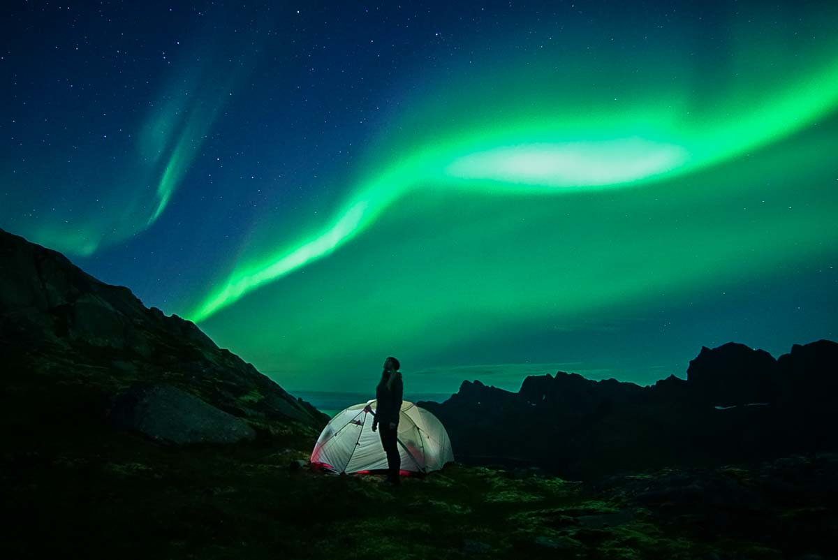 Nordlichter über dem Fageraskaret Pass (Lofoten, Norwegen)