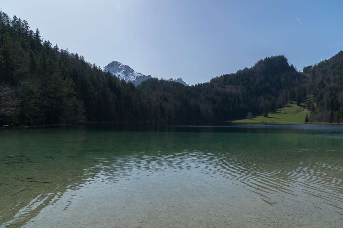 Auf der Wanderung zum smaragdgrünen Alatsee