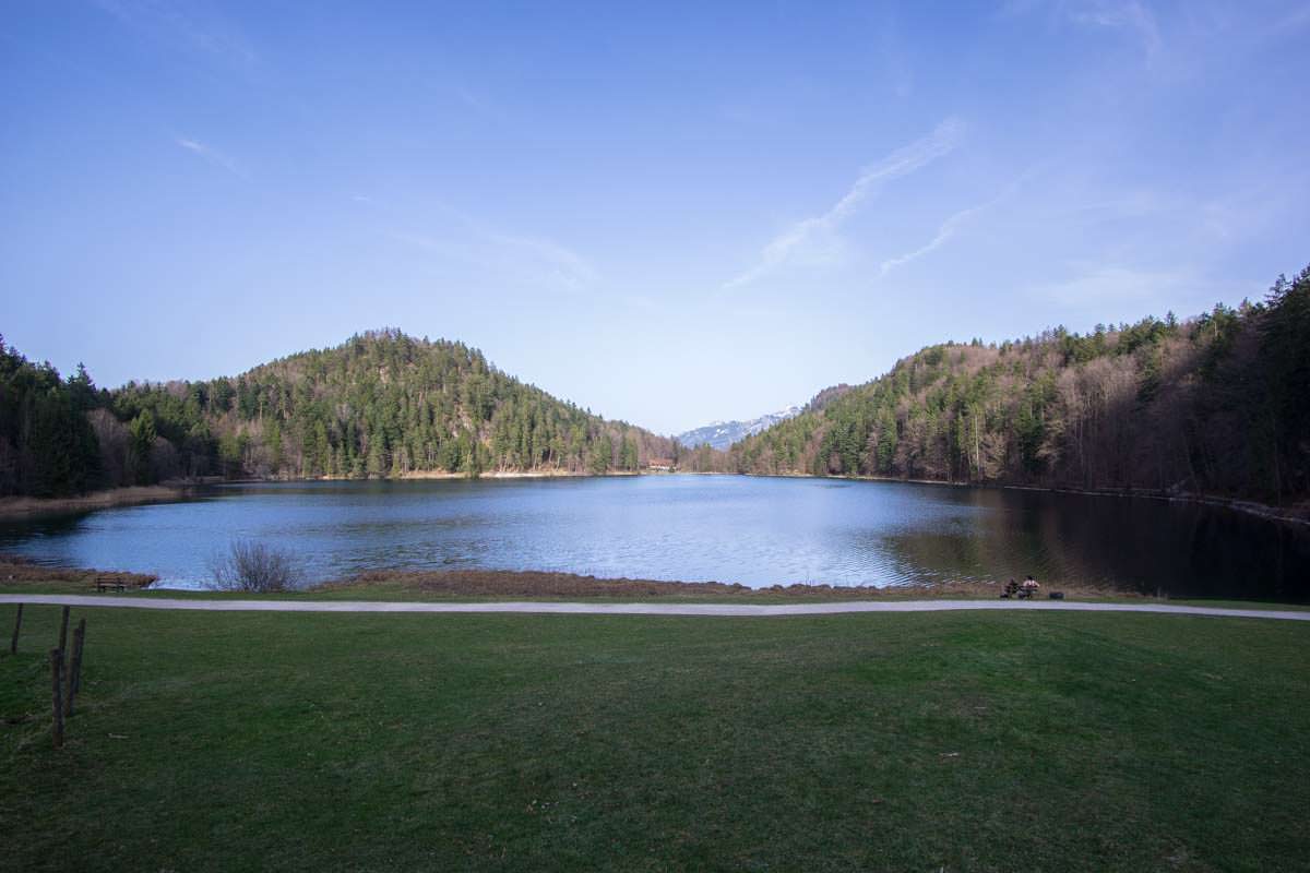 Abends wird es ruhig auf der Wanderung um den Alatsee