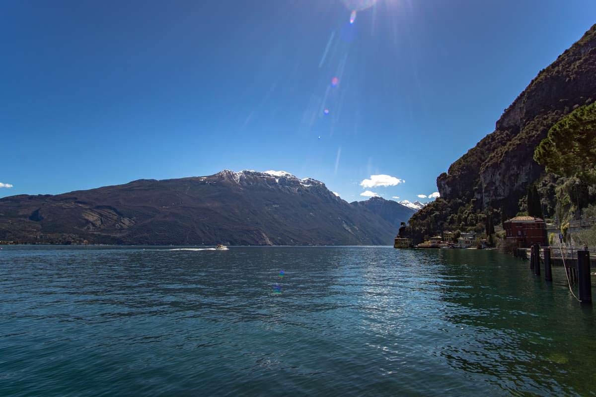 Blick von Riva del Garda auf den Gardasee