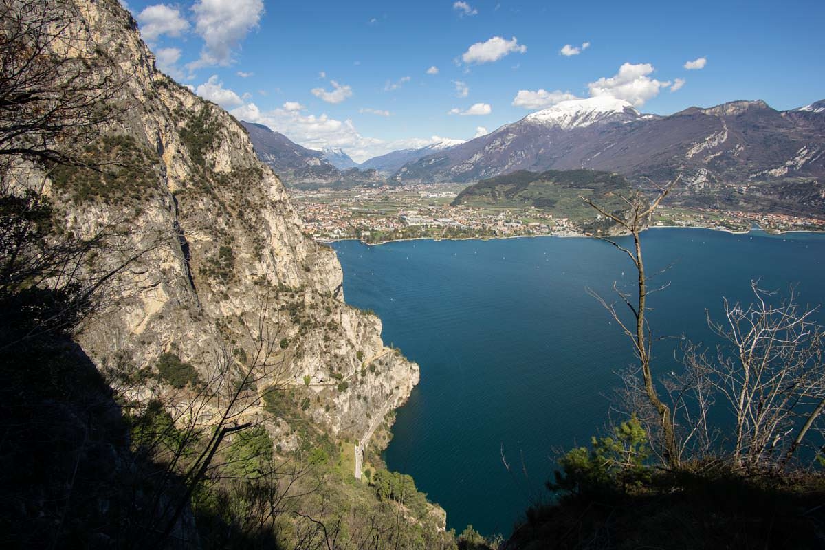 Blick von der Cima Capi auf Riva del Garda