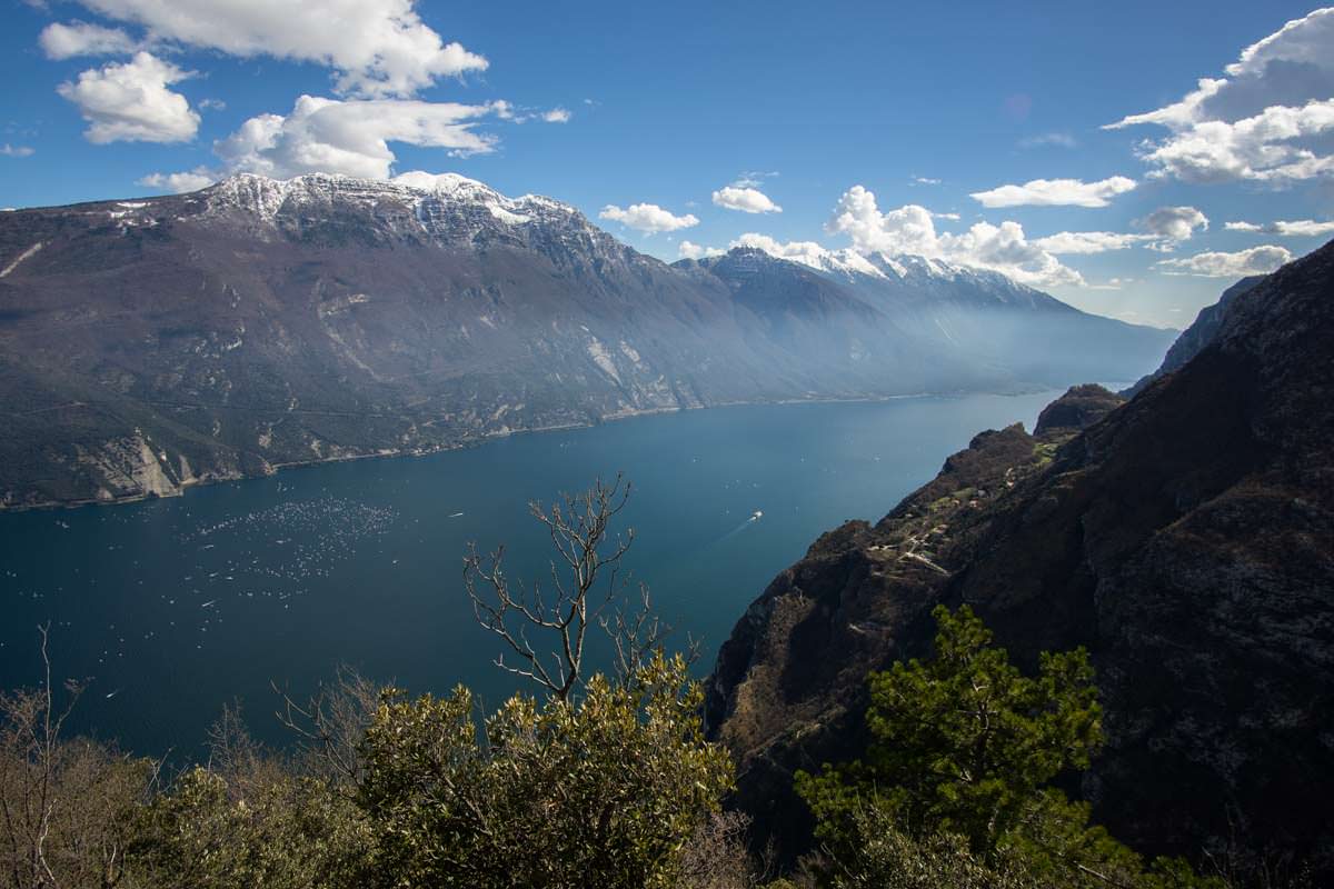 Der Gardasee mit Monte Baldo Massiv im Hintergrund