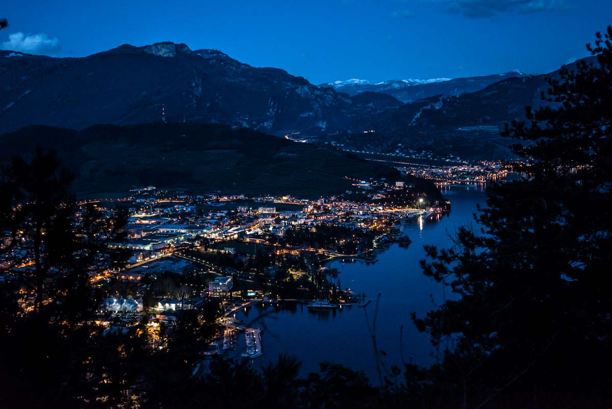 Riva del Garda bei Nacht