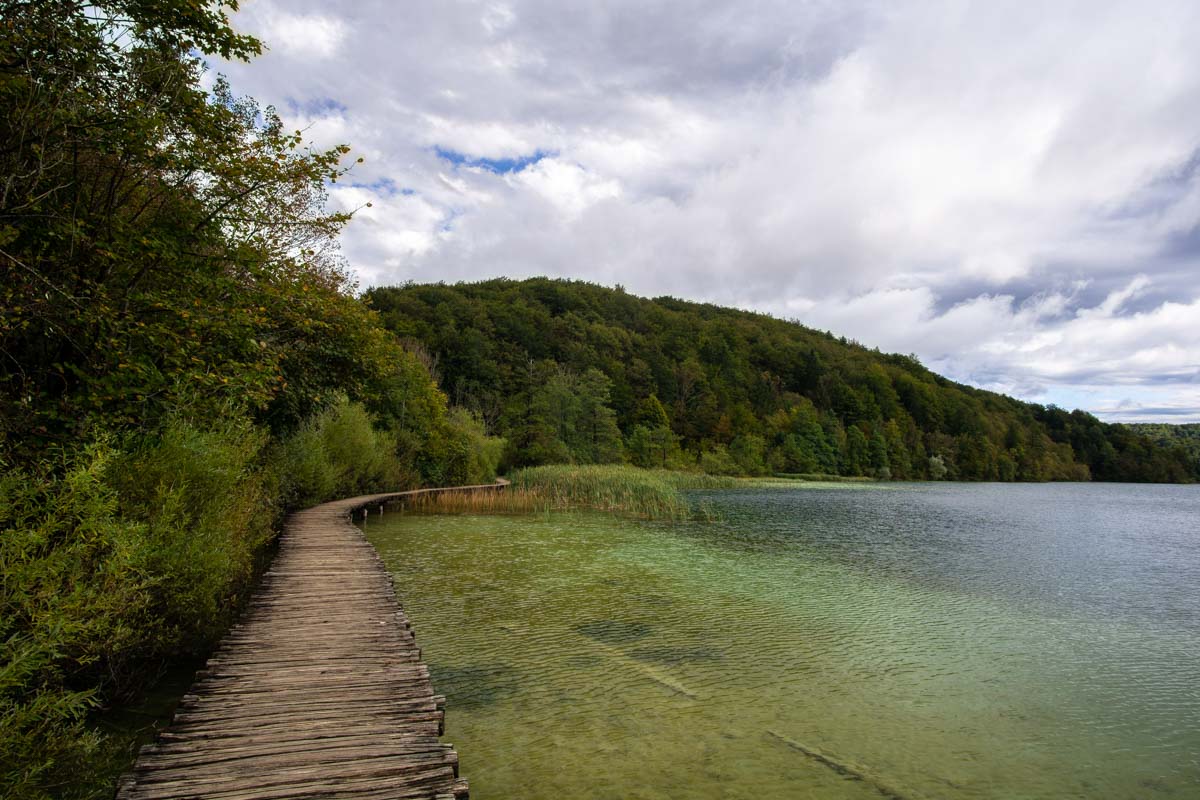 Holzwege am Proscansko See im Nationalpark Plitvicer Seen