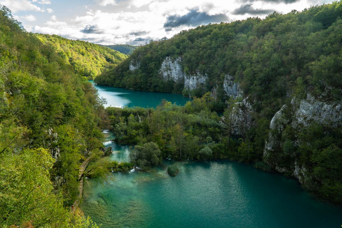 Blick von Oben auf die Kalksteinschlucht der Unteren Seen im Nationalpark Plitvicer Seen