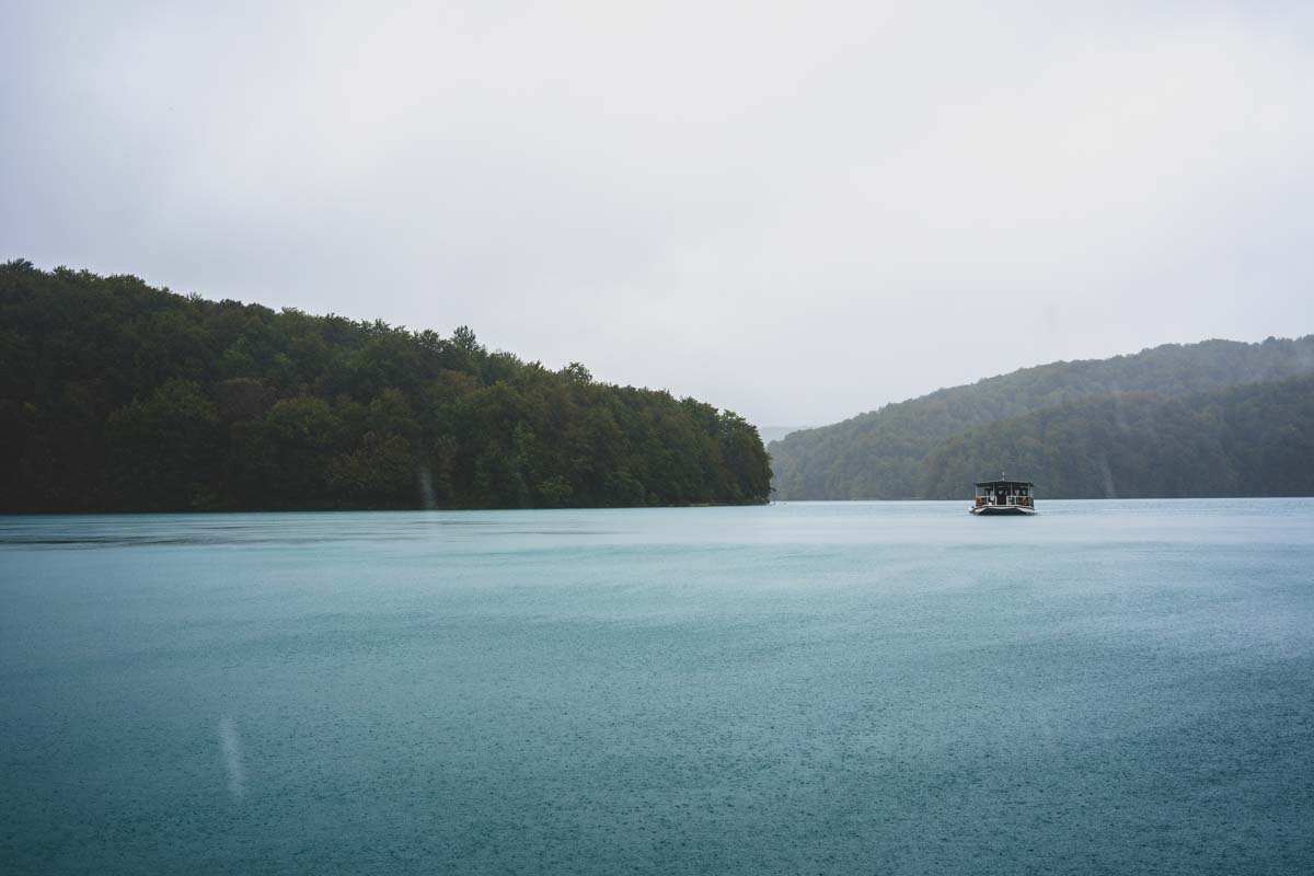 Elektroboot auf dem Kozjak See im Nationalpark Plitvicer Seen